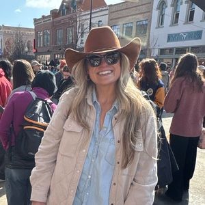 Meet your Posher, Alyson